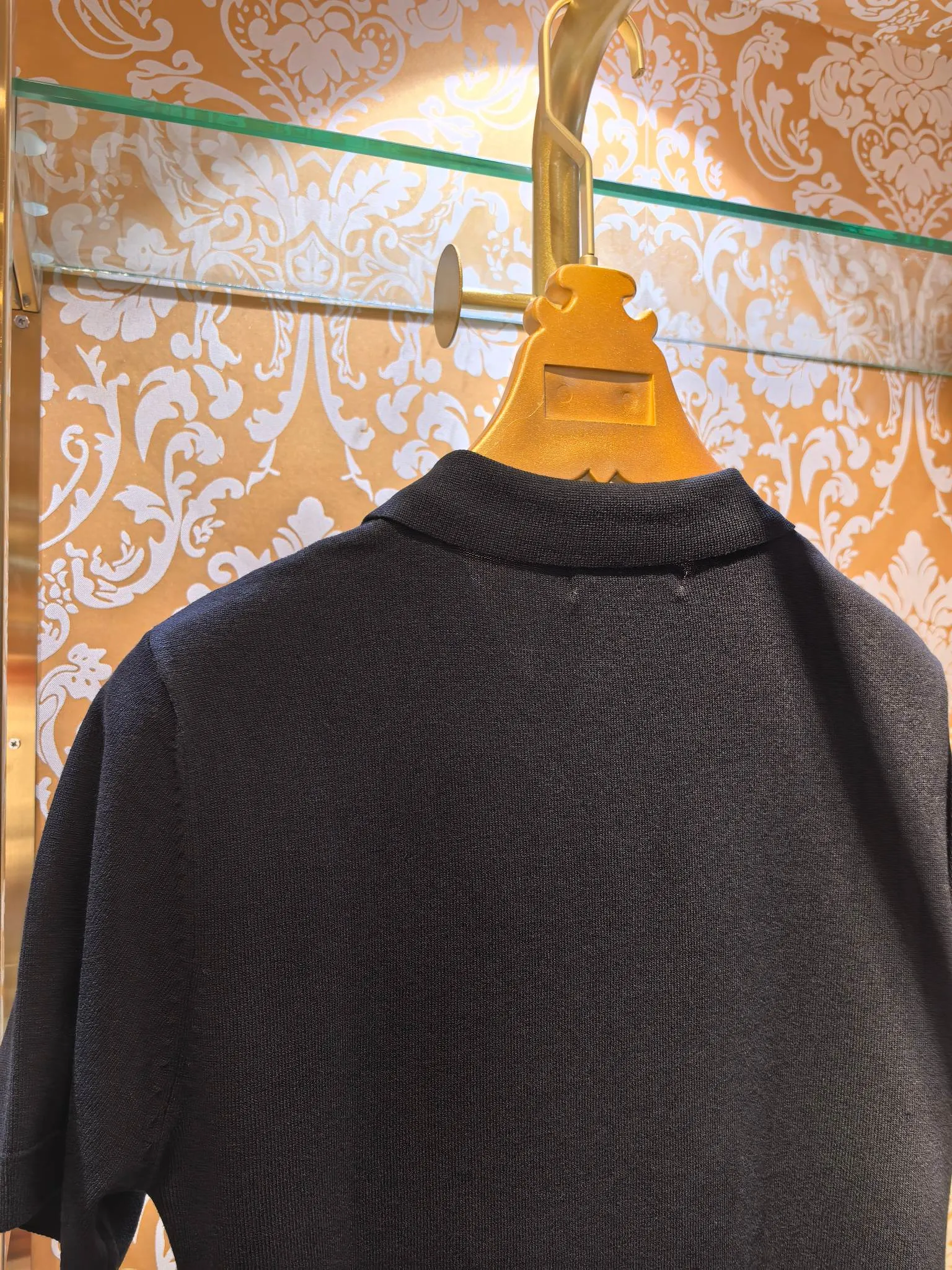 Counter synchronization Loro Piana 2026/ss New Arrival sweater Loro Piana hand-stitched hardware on the chest. The fabric is perfectly made with 14 needles of imported machines. The counter restores one-to-one upper body spirit. Comfortable Breathable. Slim fit. Color Black Sizes S M L XL